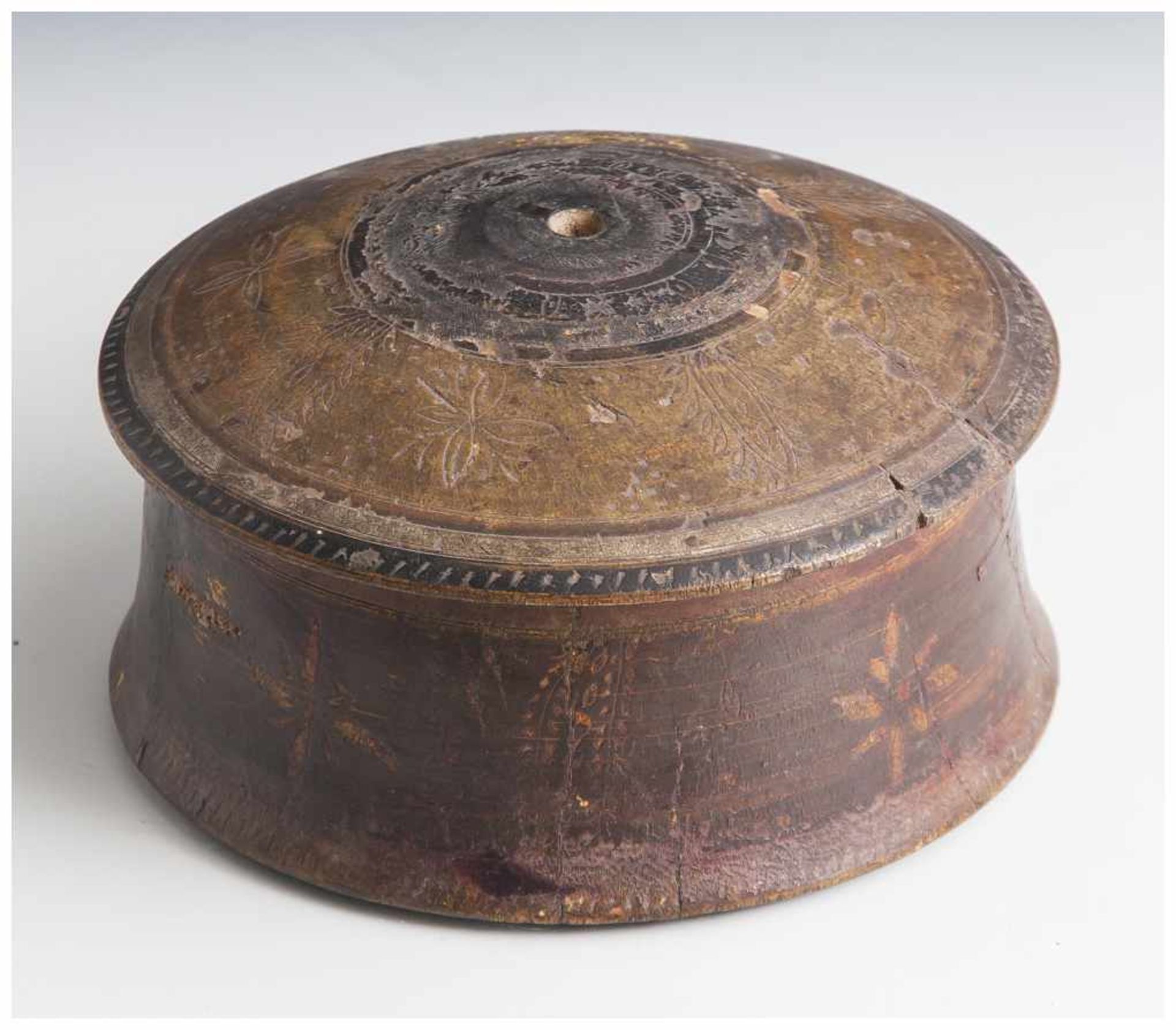 Rundes Deckelgefäß, wohl 19. Jahrhundert, Holz, Reste einer farbigen Bemalung. H. ca. 8,5 cm, DM ca.