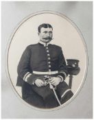 Unbekannter Künstler (wohl um 1900), Porträt eines Kürassiers in Uniform mit Pallasch u.