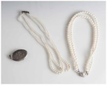 3 Teile Modeschmuck, 1 Medaillonanhänger, Silber mit grav. Monogramm HS und 2 Perlenketten, 1 x