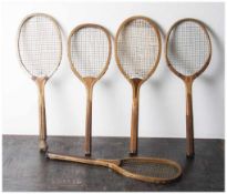Konvolut von 5 versch. Tennisschläger, um 1900, untersch. bez. L. ca. 64,5-68,5 cm.