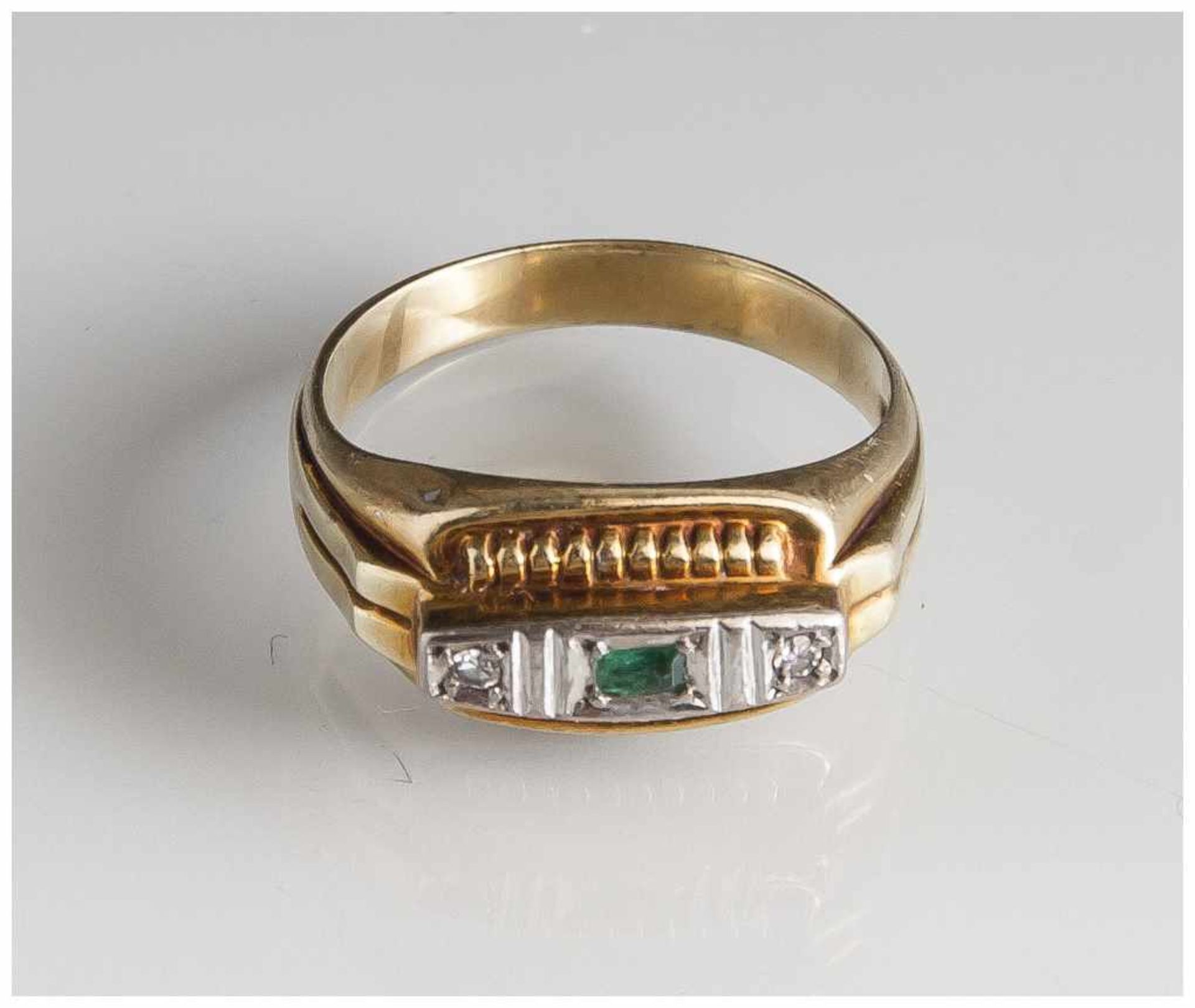 Damenring, Gelbgold 585, Besatz mit Smaragd und 2 kleinen Brillanten. Ringgröße: ca. 55, ca. 3,30