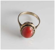 Damenring, Gelbgold 333, der ovale Ringkopf ausgefasst mit roter Koralle. Ringgröße: 59, ca. 3,30