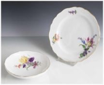 2 Teile Meissen, Teller u. kleine Schale, blaue Schwertermarke, Pfeifferzeit, Weißporzellan,