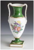 Amphorenvase, Dresden, blaue Manufakturmarke, Porzellan, schauseitig polychromes Blumenbouquet,