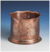 Tischflaschenhalter, um 1900, Kupfer, Wandung getrieben m. Weintraubendekor. DM ca. 11 cm, H. ca.