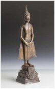 Stehender Buddha, wohl Thailand, Bronze, auf mehrfach getrepptem Podest und Lotusthron stehender