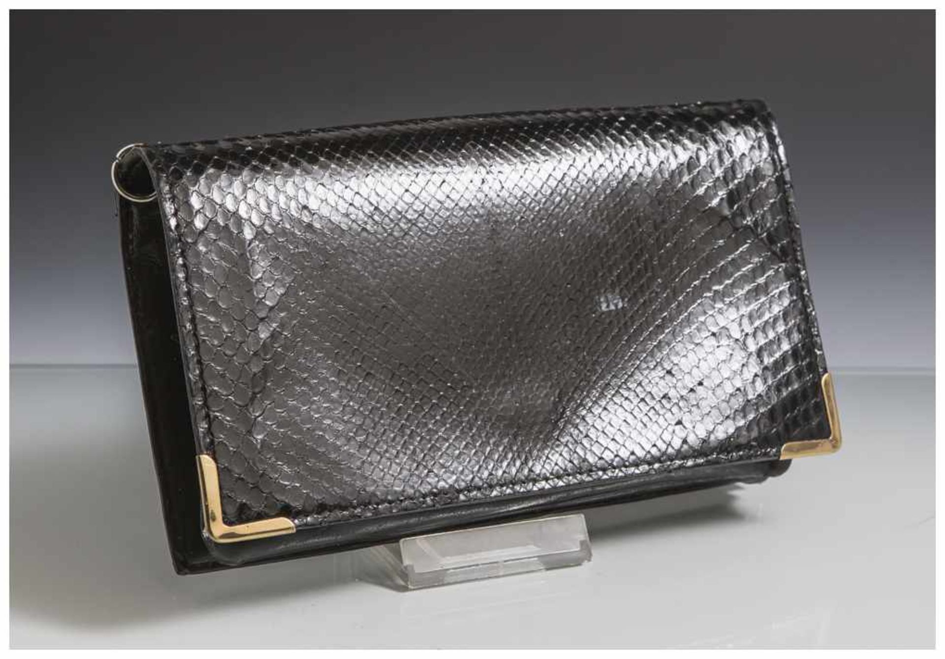 Abendtasche, Schlangenleder, 1950/60er Jahre, mit Kette, schwarz, glanzgestoßen, ca. 21 x 13 cm,