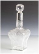Karaffe, 19. Jahrhundert, klares Glas, runder Stopfen, schmaler Hals mit Silbermanschette an der