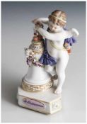 Porzellanfigurine, Devisenkind "Je les couronne", Meissen, blaue Knaufschwerter, geritzte Modell-Nr.