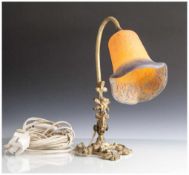 Jugendstil-Tischlampe, um 1900, Fuß Bronze vergoldet, floral und durchbrochen gearbeitet,
