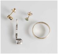 4 Teile Goldschmuck, 585, bestehend aus: Anhänger mit Diamant, Ehering sowie 2 einzelne Ohrstecker