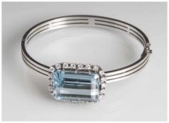 Armreif, Designerstück, Weißgold18 ct, großer Aquamarin, umringt von 23 kl. Brillanten. Ca. 33,85