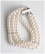 Damenarmband, 3-reihig, je 30 Perlen, der Verschluss Silber 835, besetzt mit 3 kleinen Perlen. L.
