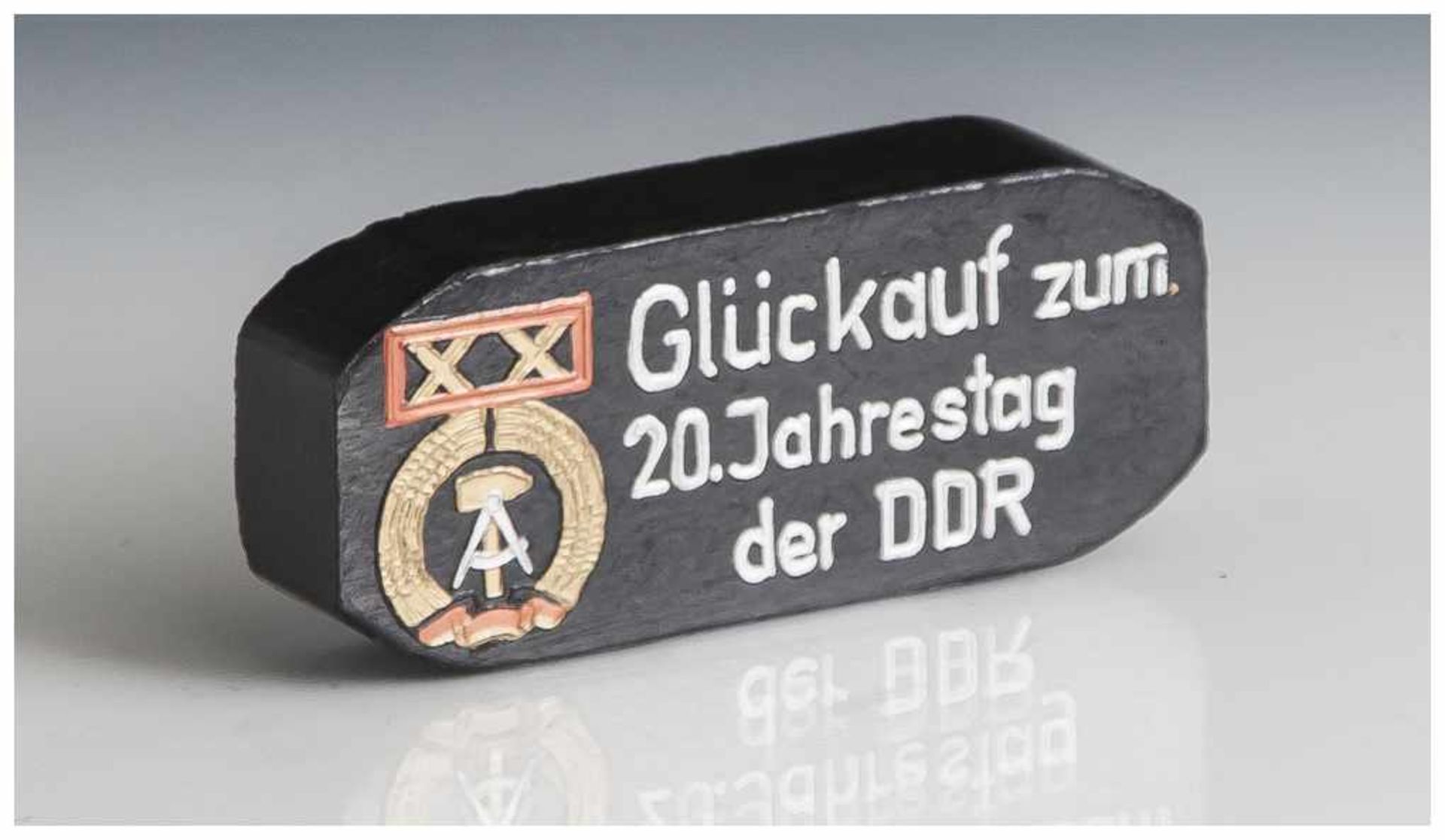 Kleiner Brikett, auf schwarzem Fond in weißen Lettern bez. "Glückauf zum 20. Jahrestag der DDR"