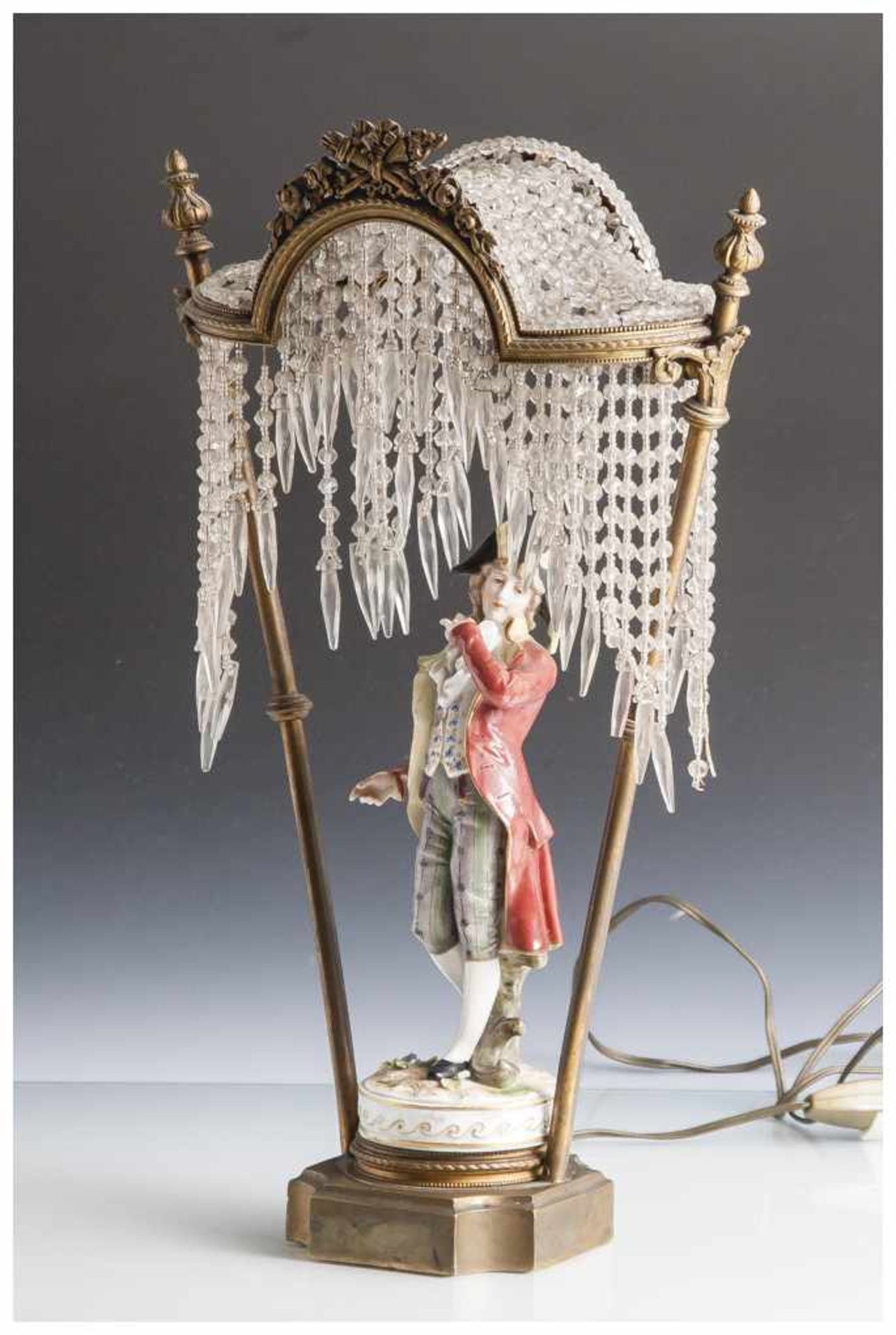 Tischlampe, Jahrhundertwende, über Gestell auf verziertem Rundsockel Porzellanfigur, Volkstedt,