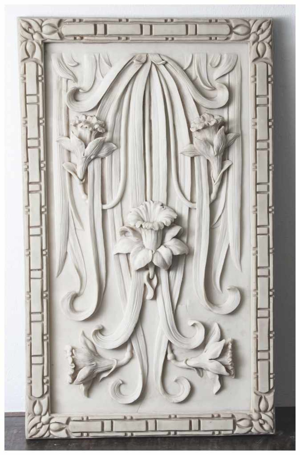 Wandapplikation aus der Zeit des Jugendstils, um 1900, wohl Alabaster, plastisch gearbeitete