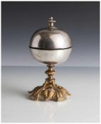 Tischklingel, wohl Frankreich, um 1910/20, Doppelglocke aus Metall, der Fuß aus Bronzeguss,
