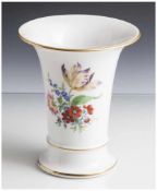 Kratervase, Meissen, blaue Schwertermarke, Porzellan, schauseitig farbige Blumenmalerei, rs.