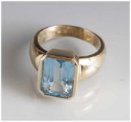 Damenring, Juwelieranfertigung, Gelbgold 585, Besatz 1 Aquamarin im Emerald-Cut, ca. 13 x 10 mm.