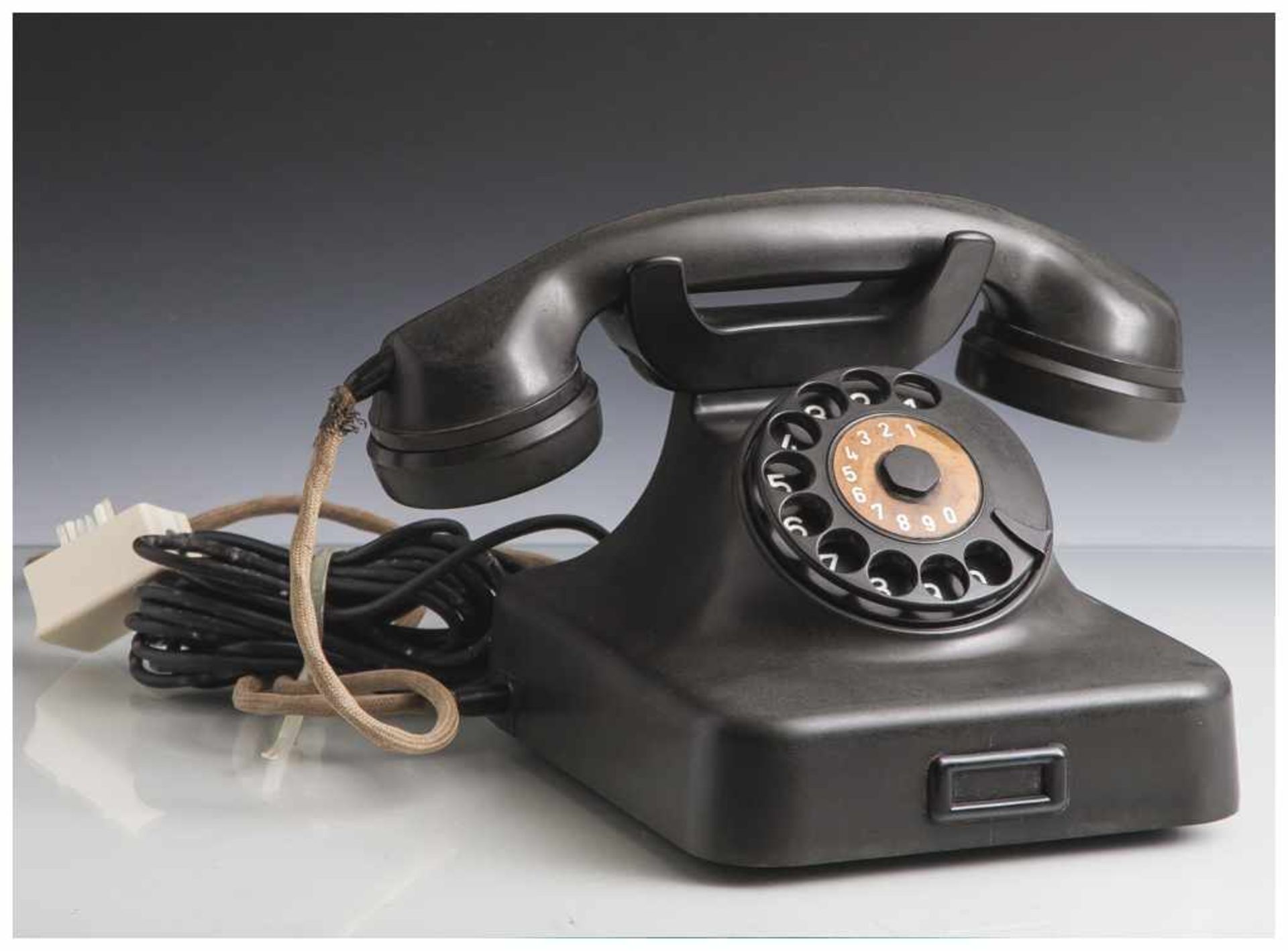 Altes Telefon mit Wählscheibe, wohl 1950/60er Jahre, rs. Herst. bez. Krone, schwarzes Gehäuse,