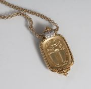 Anhänger "Skarabäus" an Kette, Gelbgold 750 u. 585 (Kette), rechteckige Goldplatte mit Skarabäus-