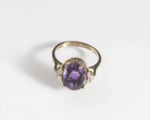 Damenring, Gelbgold 585, der Ringkopf ausgefasst mit oval facettiertem Amethysten, ca. 12 x 10 mm,