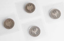 4x 5 DM Sondermünzen, BRD, darunter: a) 2x "Johann Wolfgang von Goethe", 1982, München, Entw.: