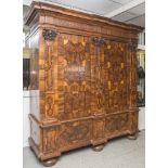 Seltener, wohlproportionierter Pilasterschrank, wohl Frankfurt, um 1700/30, Nussholz, Nussmaser