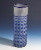 Glasvase, klare, leicht milchig aussehende Glasmasse, zylinderförmiger Korpus, oberer Randwulst