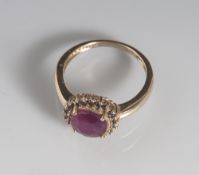 Rubin-Diamant-Ring, Gelbgold 585, der Ringkopf ausgefasst mit rund-facettiertem Rubin, Entourage von