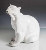 Tierplastik, Eisbär, unbekannte Bodenmarke, Porzellan, naturalistisch staffiert. H. ca. 27 cm, L.