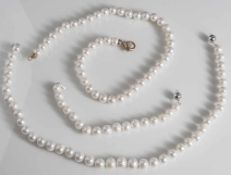 2 Modeschmuck-Perlenketten und 1 Armband, Schließen Silber 925, L. ca. 44 cm bzw. 45 cm und 20 cm.