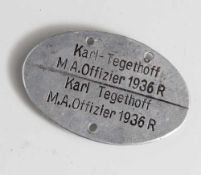 Erkennungsmarke, Marine 1939, bez. "Karl Tegethoff M. A. Offizier 1936 R". Ca. 3 x 5 cm.