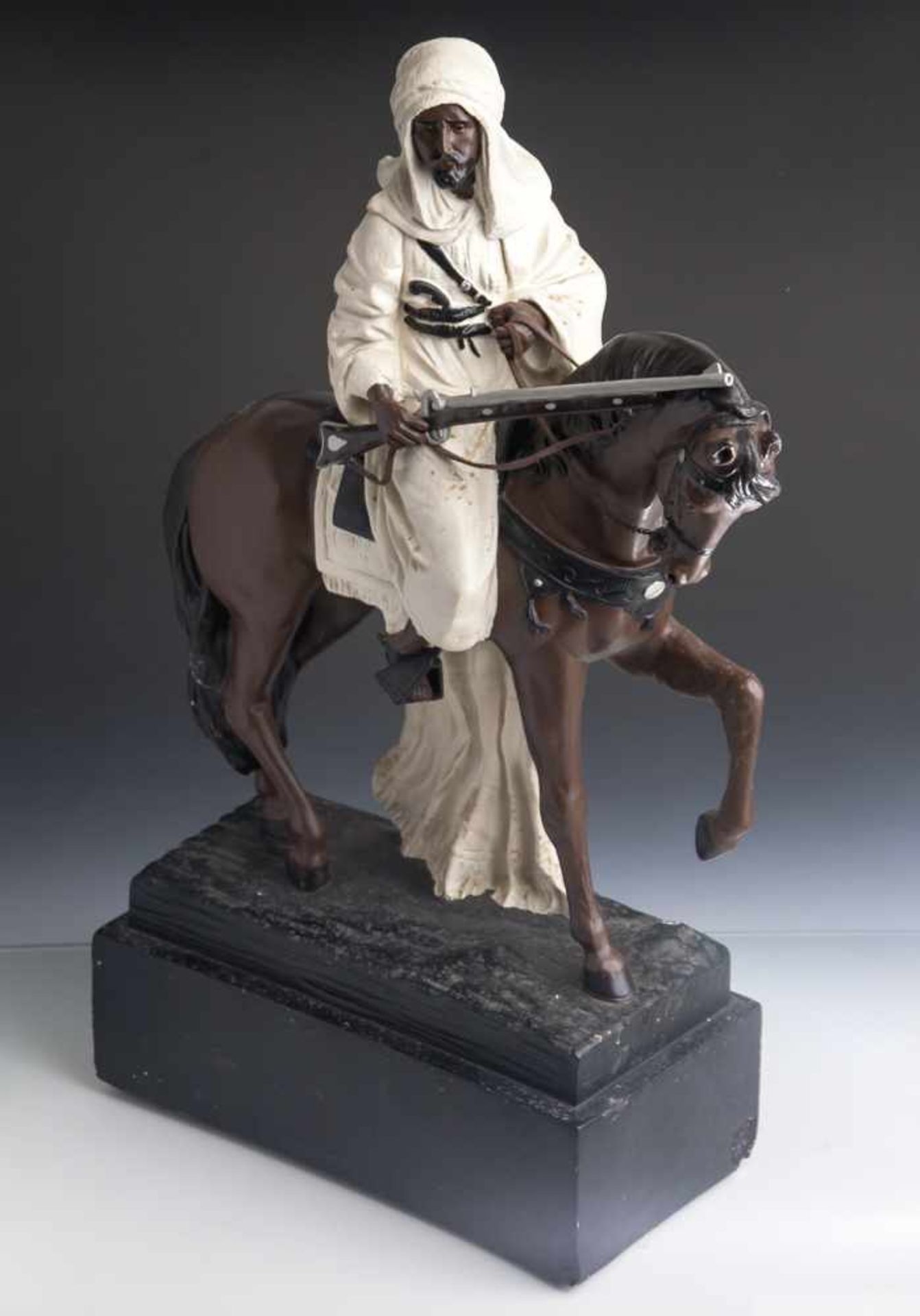 Große Plastik, arabischer Reiter auf Pferd, 20. Jahrhundert, Stuck, auf rechteckigem Sockel und