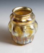 Kleine Vase, Tiffany, auf Boden Nr. "2873A", Favrileglas, gelbgold irisierend, über rundem Stand die