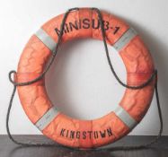 Alter Rettungsring "Minisub 1 Kingstown", Ring in Orange mit Aufschrift in Schwarz und umlaufenden