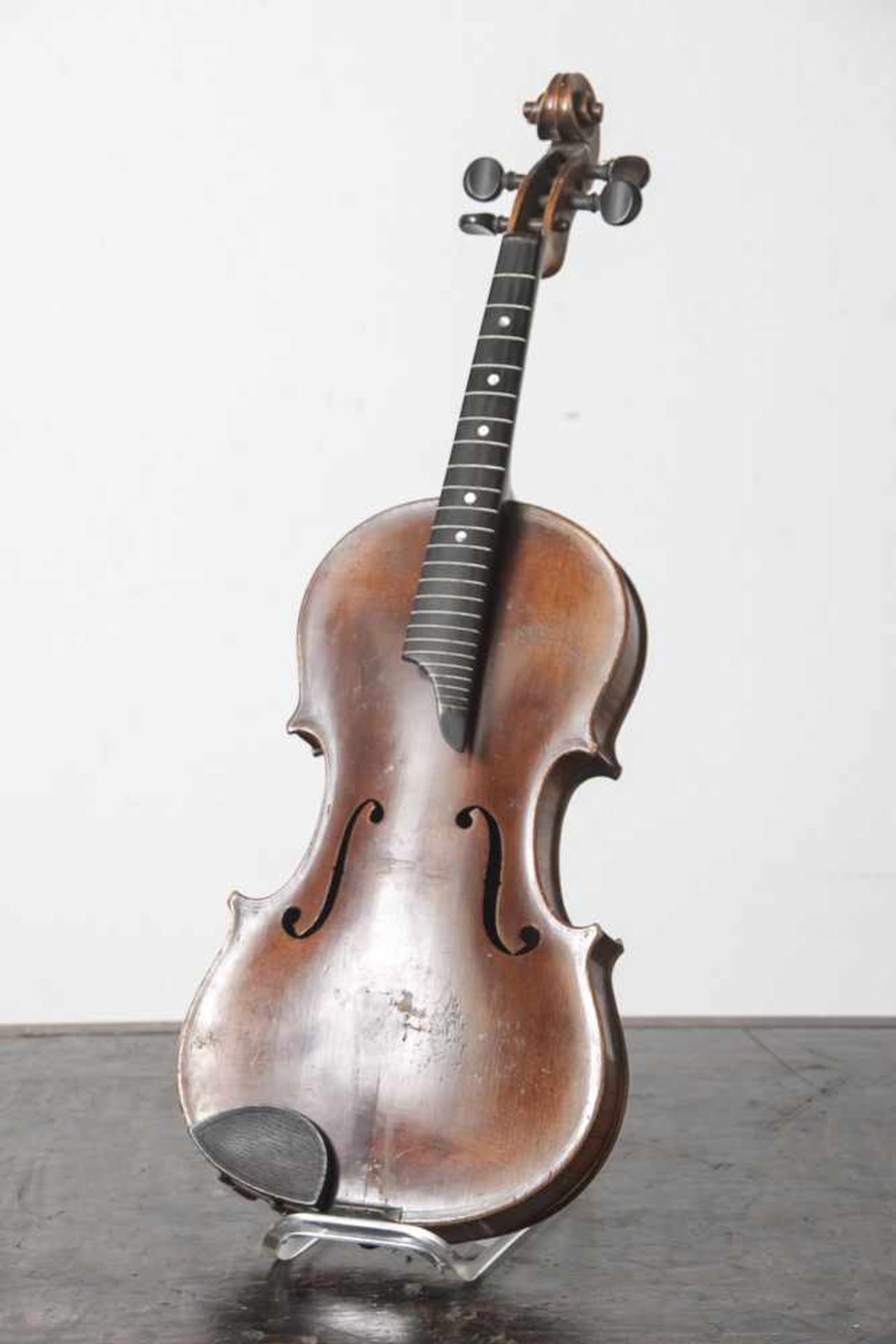 Geige mit Bogen, Kinnhalter anbei, 4 Feinstimmer fehlen, kein Herst. bez. L. ca. 56 cm, bespielt. - Image 2 of 2