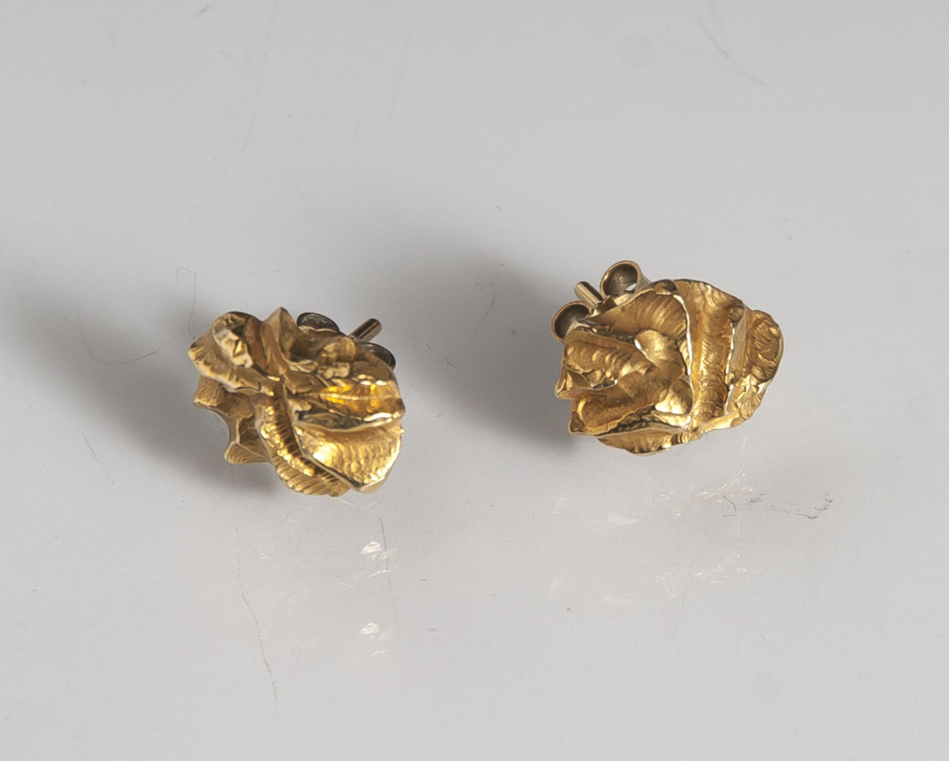 Paar Ohrstecker, Gelbgold 585, strukturierte Oberfläche, L. ca. 12 mm, ca. 4,6 gr.