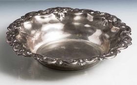 Runde, tief gemuldete Schale mit geschwungen reliefiertem Rand, 19. Jahrhundert, Silber 800,