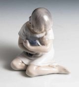 Figurine, "Mädchen mit Puppe", 20. Jahrhundert, Royal Copenhagen, grüne Manufakturmarke und blaue