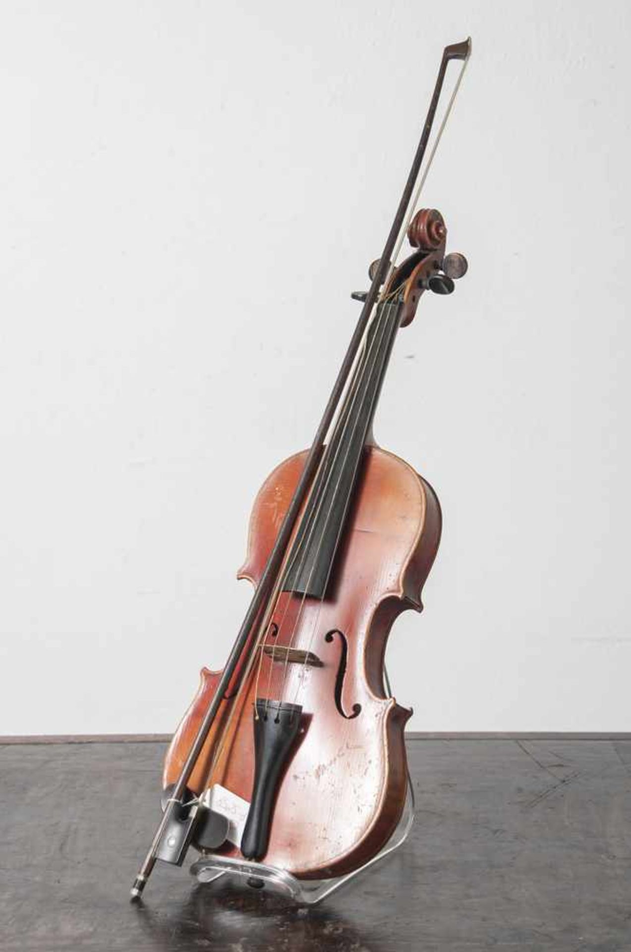 Geige mit Bogen, Kinnhalter anbei, 4 Feinstimmer fehlen, kein Herst. bez. L. ca. 56 cm, bespielt.