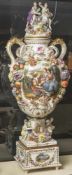 Monumentale Prunkvase, Wiener Porzellanmanufaktur, 19. Jahrhundert, wohl Auftragsarbeit für den