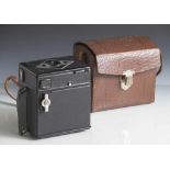 Kamera "Bilora Box", 1930er Jahre, mit Gebrauchsanweisung, in org. Tasche mit Trageriemen. Ca. 10,
