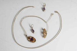 Posten Goldschmuck 333, 4 Teile, bestehend aus: Kette mit Anhänger (m. Amethystcabochon), Paar