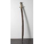 Tulwar, wohl 19. Jahrhundert, gebogene Klinge, Griff Messing. L. ca. 88 cm.