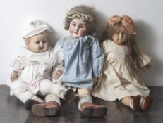 Konvolut von 3 versch. Puppen, um 1900, verschied. Materialien. L. ca. 60-73 cm.