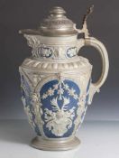 Große Historismus-Schenkkanne, Villeroy & Boch, auf Boden Stempelmarke sowie gepresste Nr. 2076,