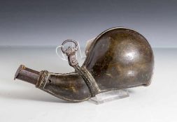 Pulverflasche, wohl 17./18. Jahrhundert, Messing, kürbisförmiger Korpus mit schmaler Mündung mit