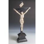 Kruzifix, 18./19. Jahrhundert, Elfenbein vollplastisch geschnitzt, Viernageltypus, Darstellung des