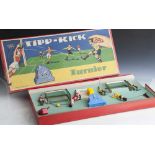Tischfußballspiel "Tipp-Kick", in org. Karton, vollständig mit 4 Spielern, 2 Torwarte, 2 Toren, 1